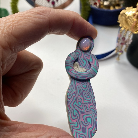 Artisanal Mother With Baby Brooch - Picture 4 of 4